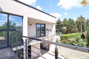 Balkón alebo terasa v ubytovaní Luxusný rodinný dom v Trenčíne