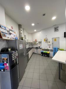 Kuchyň nebo kuchyňský kout v ubytování Downtown River Hostel