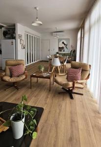 Posezení v ubytování Saltbush - Ideally located and modernised MCM Beach House
