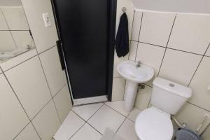 a small bathroom with a toilet and a sink at Apartamento em Lins - apto 02 in Lins