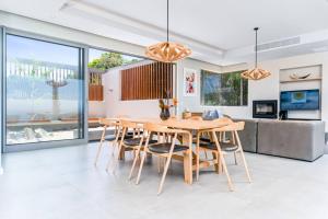 Un comedor con mesa y sillas en Pure Emotions Luxury Villa, en Knysna