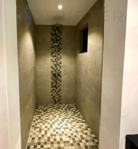 una doccia con pavimento piastrellato in bianco e nero di Spacious villa with 5-star hotel access - Belpe a Bel-Ombre Altre 25 foto