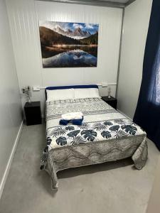 En eller flere senge i et værelse på Piscina climatizada