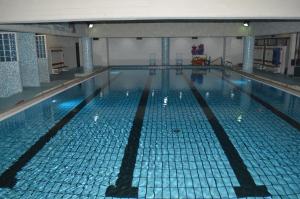 ein großes Schwimmbecken, gefüllt mit blauem Wasser in der Unterkunft Canadian Hotel in LʼAquila