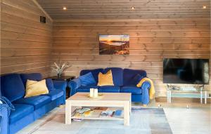 Μια τηλεόραση ή/και κέντρο ψυχαγωγίας στο 4 Bedroom Amazing Home In Stryn