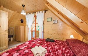 Postel nebo postele na pokoji v ubytování Pet Friendly Home In Licki Osik