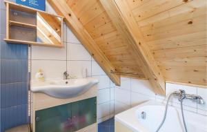 Koupelna v ubytování Pet Friendly Home In Licki Osik