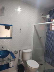 a bathroom with a toilet and a sink and a shower at Casa tia Rosa, hospedagem familiar Guapimirim RJ in Guapimirim