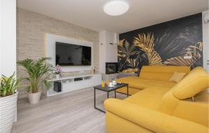 Televiisor ja/või meelelahutuskeskus majutusasutuses Cozy Home In Veliki Brocanac