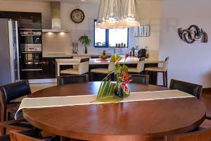Cucina o angolo cottura di Spacious villa with 5-star hotel access - Belpe