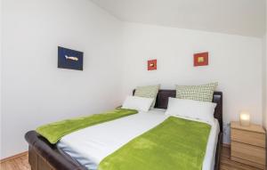Postel nebo postele na pokoji v ubytování 1 Bedroom Lovely Apartment In Palit