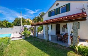 Bazén v ubytovaní 2 Bedroom Nice Home In Senj alebo v jeho blízkosti