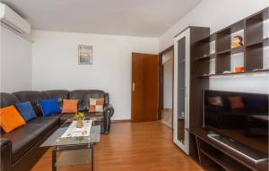 a living room with a couch and a tv at Beautiful Apartment In Pinezici in Pinezici
