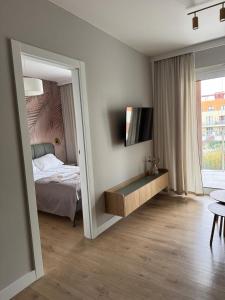 TV a/nebo společenská místnost v ubytování 4SUMMER PALM TREE Perłowa Przystań Parking, 650m do plaży, 650 Meter zum Strand