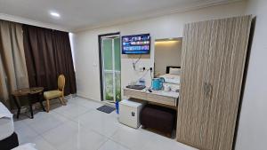 Kuchyň nebo kuchyňský kout v ubytování Safari Hotel