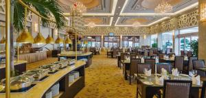 Un restaurante u otro lugar para comer en Sun House -Villa Sealink Phan Thiết - Mũi Né