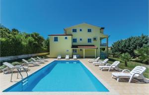 Swimmingpoolen hos eller tæt på Apartment Mugeba Ii