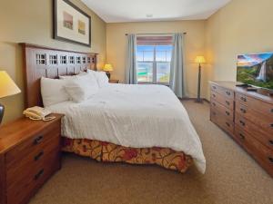 Un dormitorio con una cama grande y una ventana. en Soaring Eagle 303 Next To Slopes Underground Parking Hot Tubs Locker, en Snowshoe