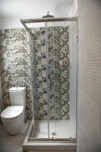 ガリッサスにあるDendrinos Houseの壁にシャワーとトイレ付きのバスルーム +19枚の写真