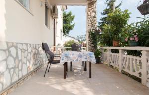 Balkón alebo terasa v ubytovaní Cozy Apartment In Valbandon With Wifi