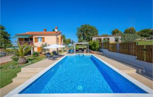 Bazén v ubytování Holiday Home Radmani Li nebo v jeho okolí