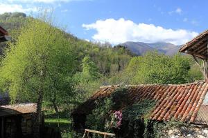 a view of a house with a mountain in the background at Auberge l'Escaleta in Seix