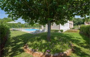 Basen w obiekcie Three-Bedroom Holiday Home In Kmacici lub w pobliżu