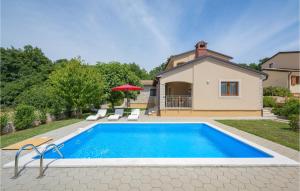 basen przed domem w obiekcie Three-Bedroom Holiday Home In Tinjan w mieście Tinjan