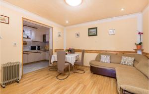 Kuchyň nebo kuchyňský kout v ubytování Nice Apartment In Sveti Juraj With Wifi