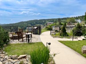 Un patio con una mesa y sillas en un patio. en Soaring Eagle 303 Next To Slopes Underground Parking Hot Tubs Locker, en Snowshoe