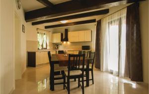 eine Küche mit Esstisch und Stühlen in der Unterkunft 4 Bedroom Awesome Home In Labin in Labin