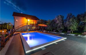Bazén v ubytování Five-Bedroom Holiday Home In Suhovare nebo v jeho okolí