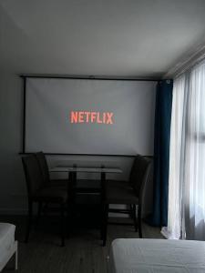 تلفاز و/أو أجهزة ترفيهية في Studio w projector Wifi Netflix and pool access in ADB Tower Ortigas CBD