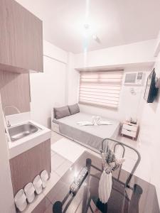 a small kitchen with a bed in a room at Hotel in Mandaluyong in Manila