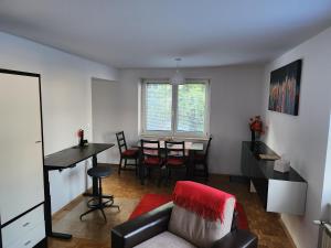 een woonkamer met een bank en een tafel bij RingPeace Apartment, Trnsko in Zagreb