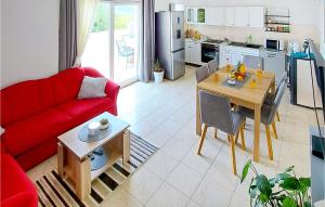 ein Wohnzimmer mit einem roten Sofa und einem Tisch in der Unterkunft 3 Bedroom Nice Home In Blizina Gornja in Blizna