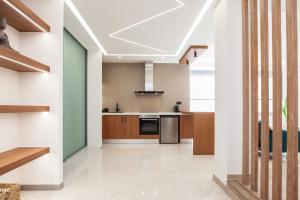 Kuchyň nebo kuchyňský kout v ubytování Stylish Modern Suite next to Piraeus Port + 27 fotografií