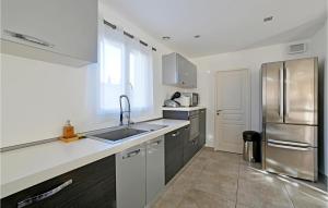 Η κουζίνα ή μικρή κουζίνα στο Stunning Home In Arles With Wi-Fi