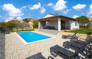 Bazén v ubytovaní 3 Bedroom Awesome Home In Novigrad alebo v jeho blízkosti