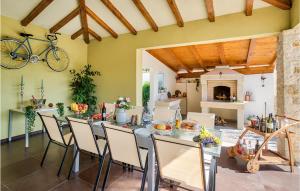 une salle à manger avec une table et un vélo suspendu au mur dans l'établissement Awesome Home In Naselje Muzini, à Tomišići