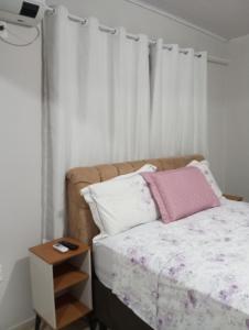 Ένα ή περισσότερα κρεβάτια σε δωμάτιο στο Cantinho de paz