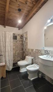 ein Badezimmer mit zwei Toiletten und einem Waschbecken in der Unterkunft Aguarà del Sol-Aguarà Guazù in Valle Hermoso