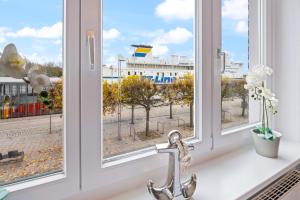ein Fenster mit Blick auf eine Stadt in der Unterkunft PEMATRA Haus Waterkant - FeWo Koje in Travemünde