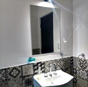 ein Badezimmer mit Waschbecken und Spiegel in der Unterkunft Aguarà del Sol-Aguarà Guazù in Valle Hermoso