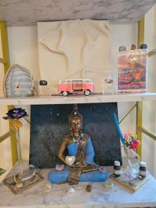 a shelf with a statue on it with a toy truck at Zentrales Apartment nähe Dom 5 Haltestellen bis Kölnmesse in Cologne