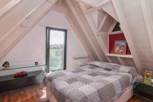 una camera da letto con un letto e una grande finestra di Cantabria Collection - Espectacular villa a Liencres Altre 32 foto