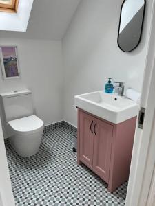 5-bed house near Rathmullan beach في راثمولان: حمام مع حوض ومرحاض +28 صورة