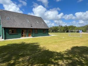5-bed house near Rathmullan beach في راثمولان: منزل به ملعب كرة قدم وهدف