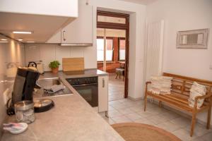 Η κουζίνα ή μικρή κουζίνα στο Großes Ferienhaus mit 4 Schlafzimmern