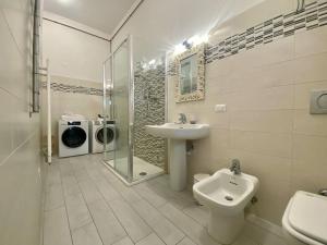 une salle de bain avec un lavabo, des toilettes et une douche dans l'établissement Alla torre, à San Vincenzo